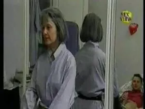 Dia memukulku dan me ...